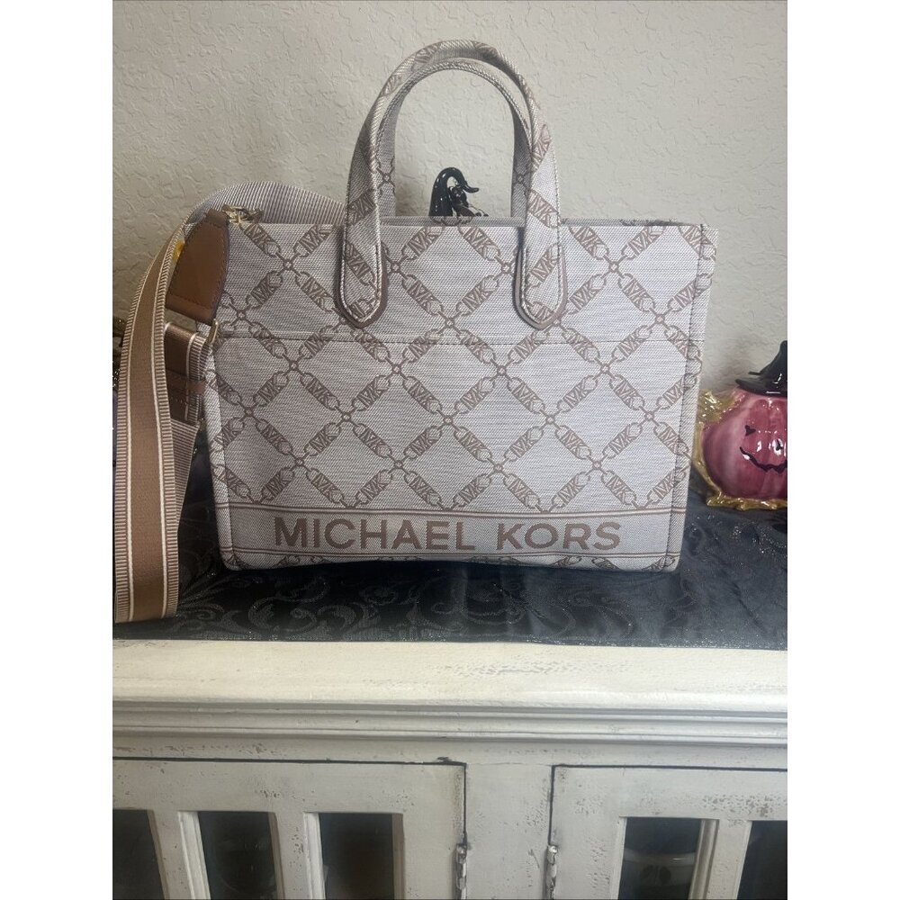 Michael Kors Gigi Extra Large Empire Logo Jacquard Crossbody Natural/Luggaga New - Picture 1 of 7